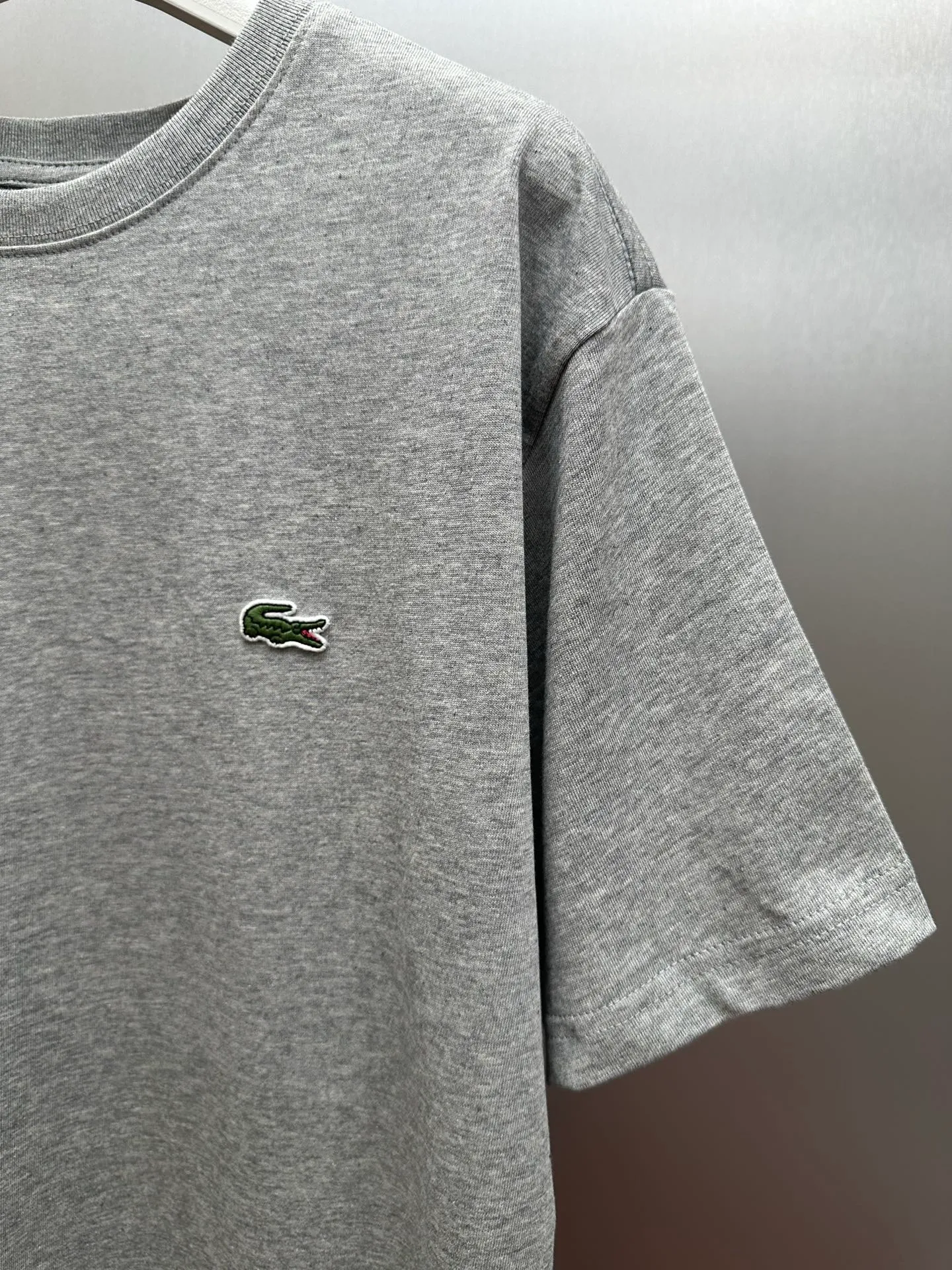 🔥P95💰LACOSTE/Crocodile Spring and Summer Classic Cotton T-shirt Four Seasons Versatile. Original factory customized 230g 100% cotton fabric, soft and skin-friendly, the fabric is solid and skin-friendly, and gently absorbs sweat. The threads are dyed in the same cylinder and there is no color difference. From the collar label to the wiring, the texture is exquisite. The CLASSIC FIT version is body-friendly, and the heavyweight pure cotton made in Peru is skin-friendly and stiff. The small crocodile embroidery is low-key and recognizable, and the embroidered labels are full of color. All brands are custom-made with molds. The details and textures are neat and shiny, and they are definitely not market currency. Original packaging bags, tags, wash marks, and post-label serial numbers are presented. The final item to start the new year, no matter whether worn alone or layered, it is a must-have item for every boy and girl's wardrobe. Color: Black, White, Navy Blue, Gray Size: S M L XL